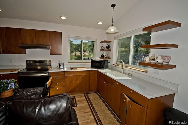 kitchen with light wood-type flooring, sink, electric stove, decorative light fixtures, and lofted ceiling