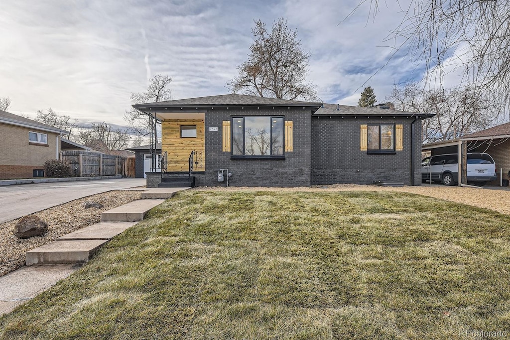 view of front of house featuring a front lawn