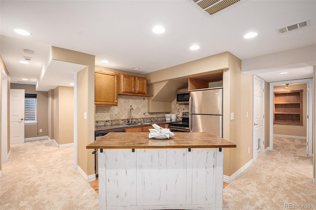 7624 Russell Ct, Arvada, CO 80007 - kitchen with appliances with stainless steel finishes, light colored carpet, a sink, baseboards, and recessed lighting