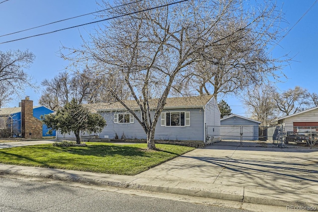 view of front of home featuring a front lawn