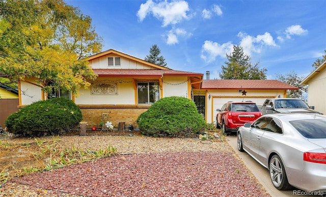 view of front facade featuring a garage