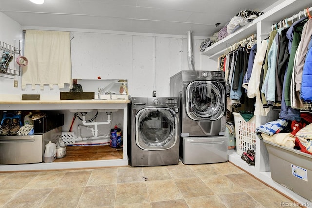 laundry area featuring washer and clothes dryer