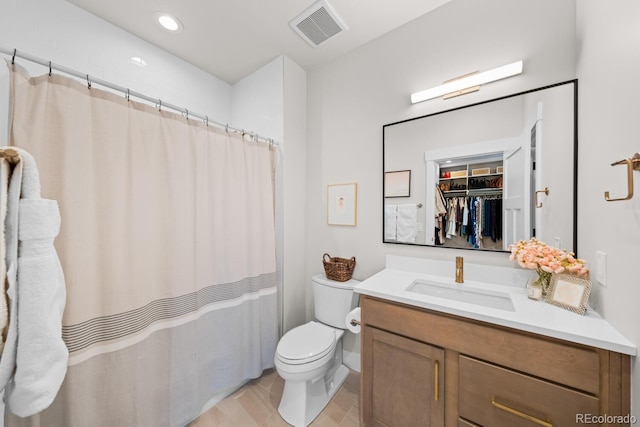 full bathroom featuring curtained shower, toilet, recessed lighting, vanity, and visible vents