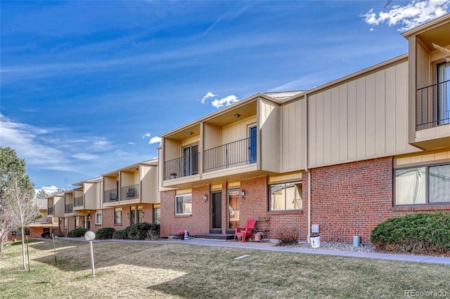 view of building exterior with a residential view