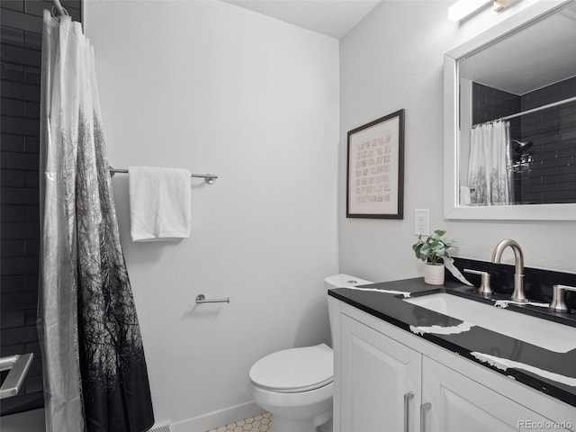 bathroom featuring curtained shower, baseboards, vanity, and toilet