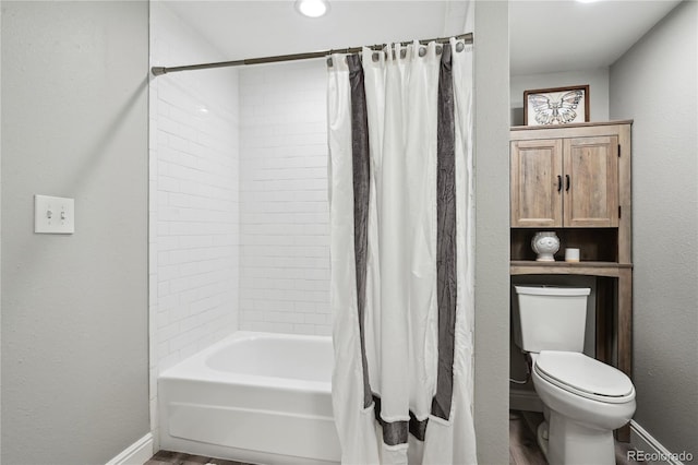 1390 Everett Ct Unit 105, Lakewood, CO 80215 - bathroom with toilet, wood finished floors, baseboards, shower / tub combo with curtain, and recessed lighting