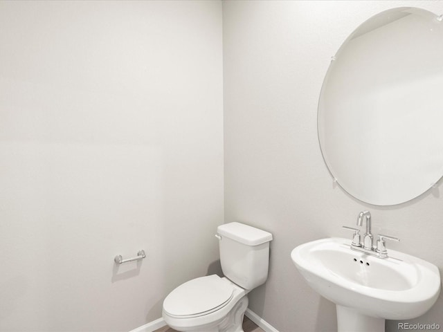 764 N Tempe St, Aurora, CO 80018 - bathroom featuring baseboards, a sink, and toilet