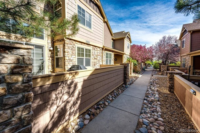 5660 S Algonquian Way Unit C, Aurora, CO 80016 - view of side of home with fence and stone siding