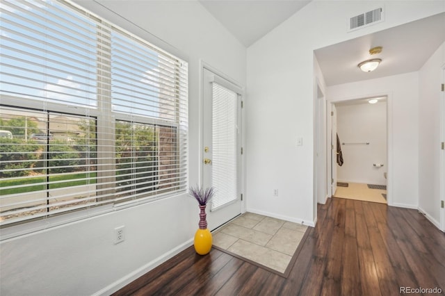 2502 S Bahama Cir Unit B, Aurora, CO 80013 - foyer entrance featuring wood finished floors, vaulted ceiling, and baseboards
