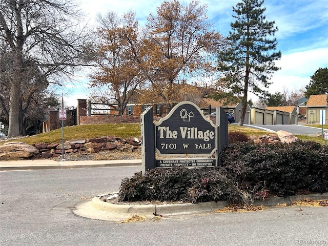 view of community / neighborhood sign