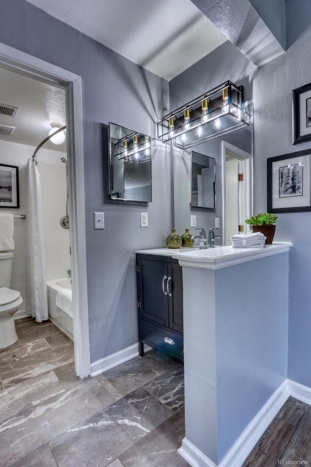 full bathroom featuring sink, shower / bath combo, and toilet