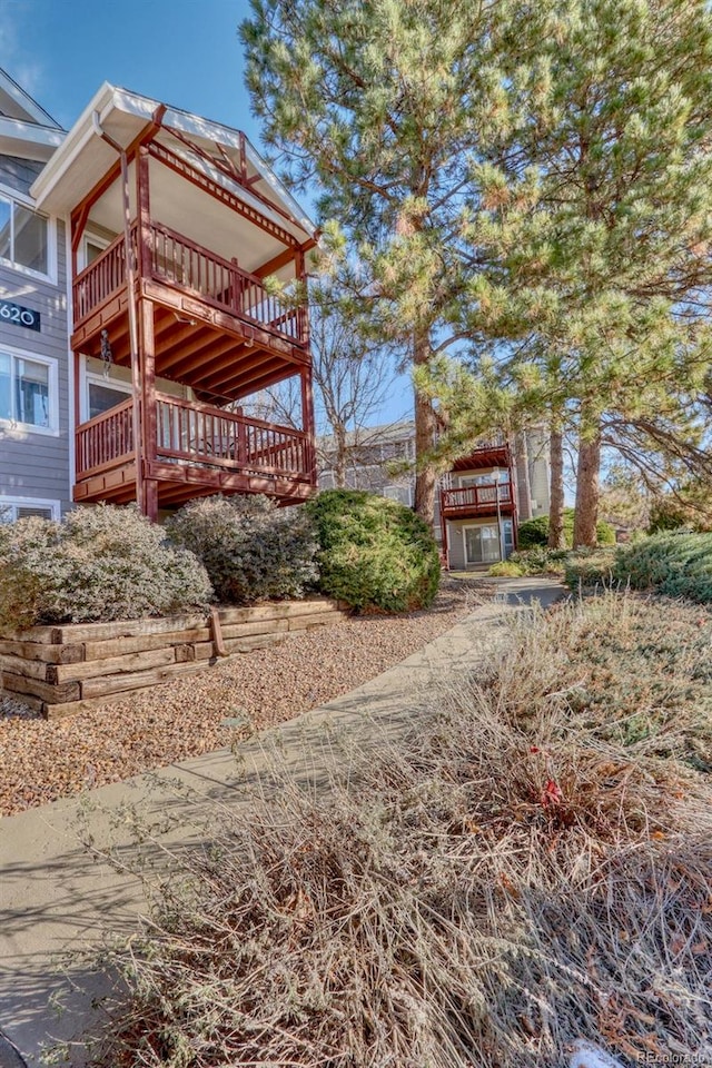 view of yard with a balcony