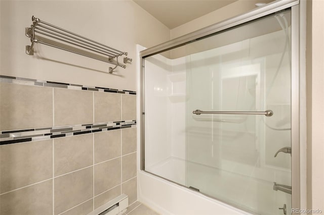 bathroom with combined bath / shower with glass door