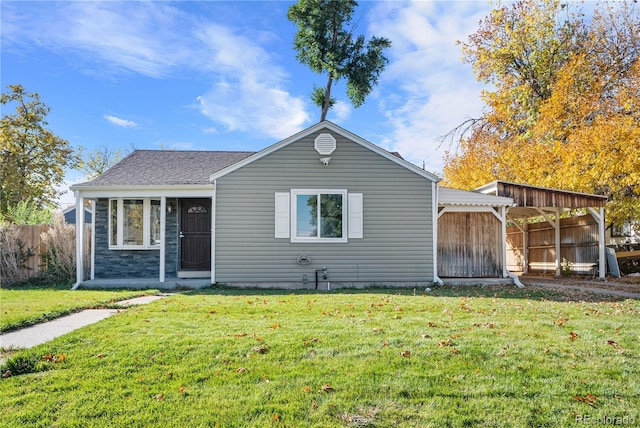 view of front facade with a front lawn