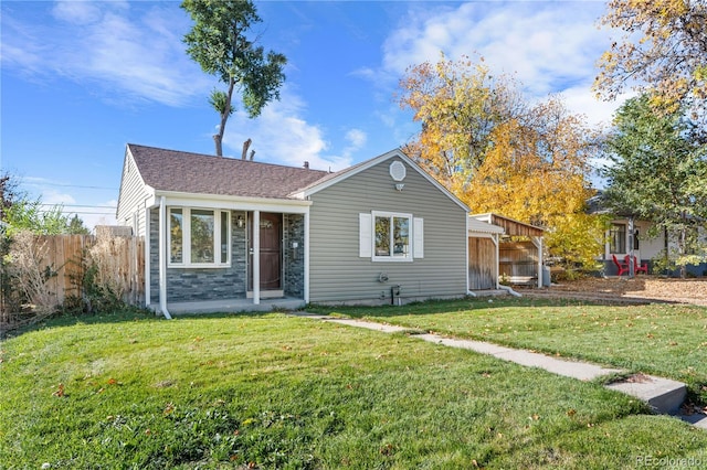 view of front of property featuring a front yard