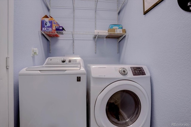 washroom featuring washing machine and clothes dryer