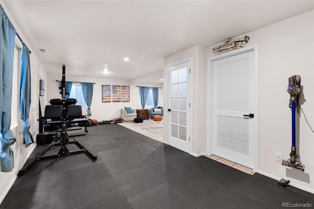workout room featuring baseboards, visible vents, and recessed lighting