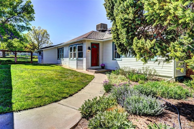 587 21 1/8 Rd, Grand Junction, CO 81507 - view of front facade featuring a shingled roof and a front lawn