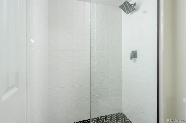 bathroom featuring toilet and tiled shower