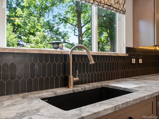 7554 S Ogden Way, Centennial, CO 80122 - interior space featuring a sink