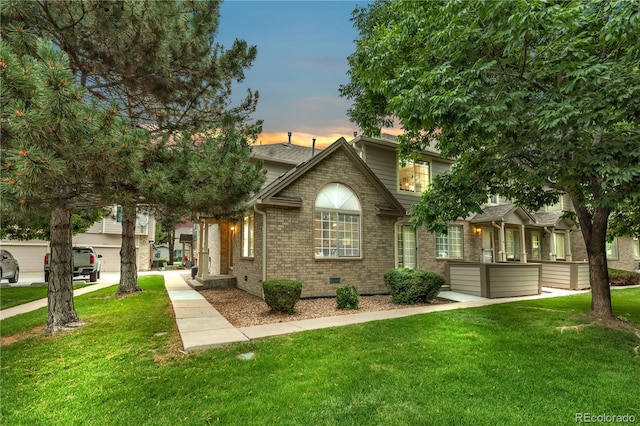 view of front facade featuring a lawn