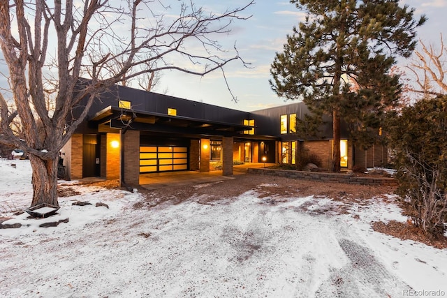 view of front facade featuring a garage