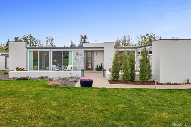 view of front facade featuring stucco siding and a front lawn