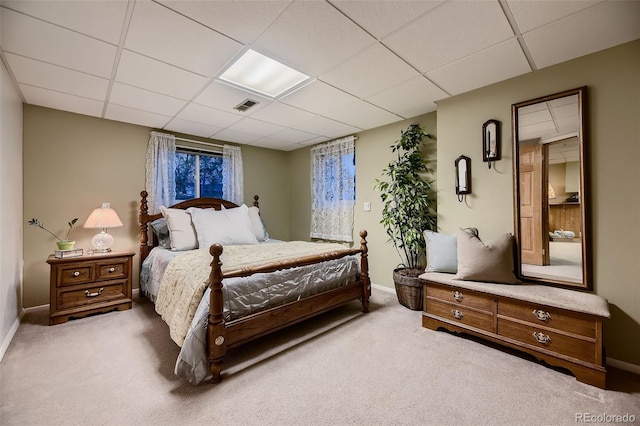 bedroom featuring carpet flooring, baseboards, visible vents, and a drop ceiling