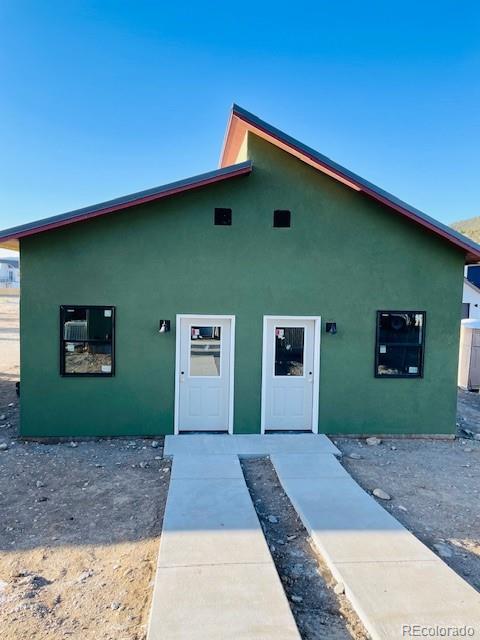 view of front of property featuring stucco siding