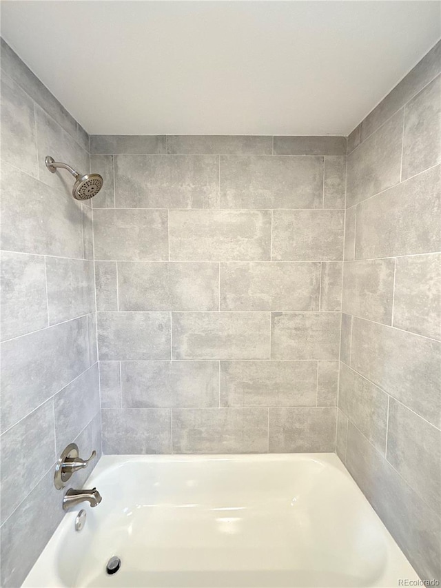 bathroom with tiled shower / bath