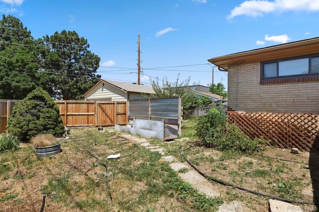 10595 E 23rd Ave, Aurora, CO 80010 - view of yard featuring a gate
