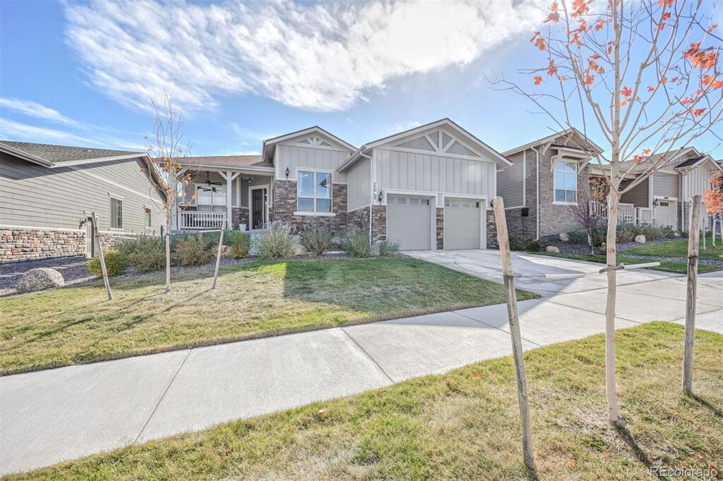 view of front of home featuring a front yard