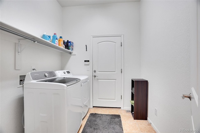 laundry room with laundry area, washer and clothes dryer, and baseboards