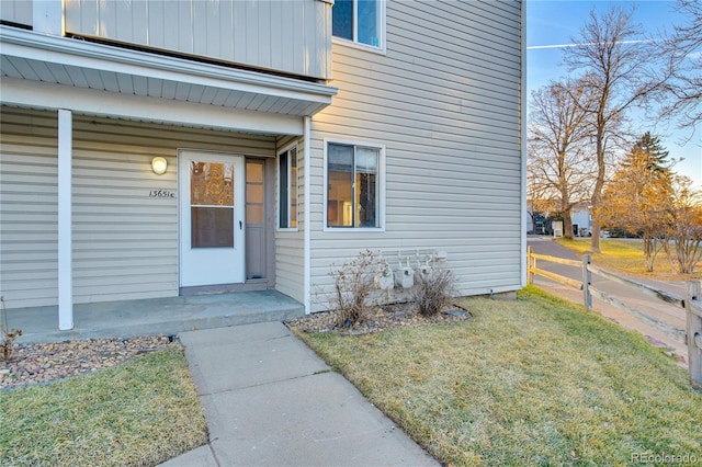 property entrance featuring a yard