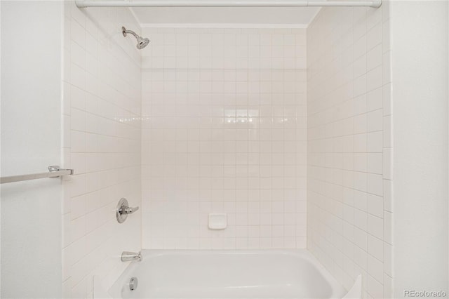 bathroom featuring tiled shower / bath combo