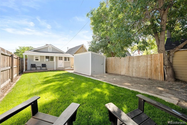 view of yard featuring a shed