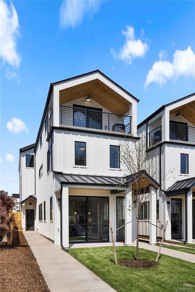 exterior space featuring a front yard