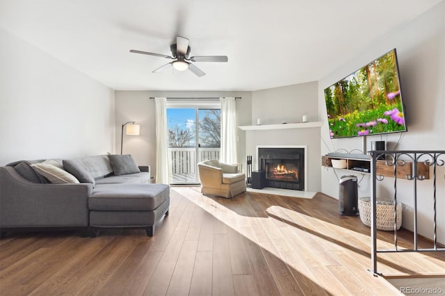 living room with wood-type flooring and ceiling fan