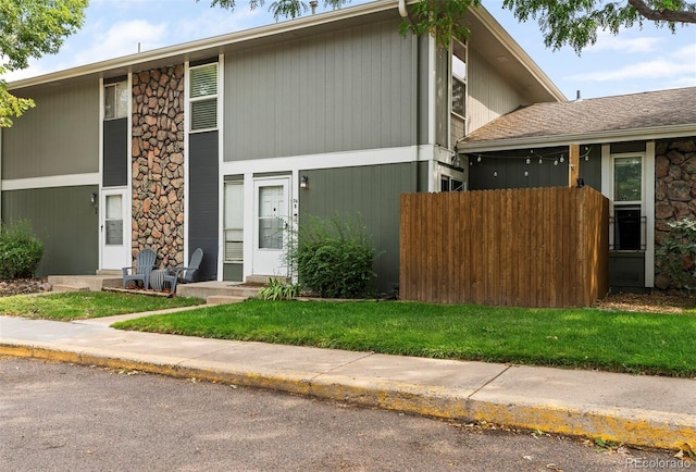 view of front of home featuring a front yard