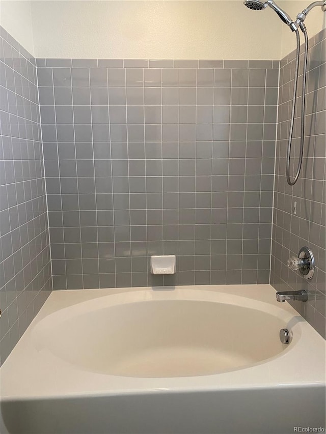 bathroom with tiled shower / bath combo