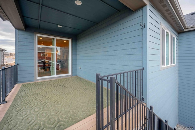 property entrance featuring a balcony