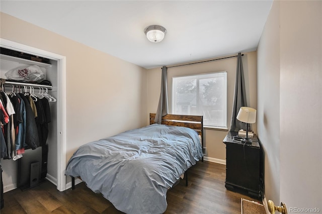 bedroom featuring wood finished floors, baseboards, and a closet