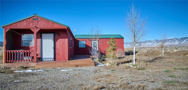 view of front facade featuring a mountain view and an outdoor structure