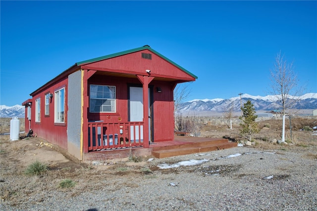 view of front facade featuring a mountain view