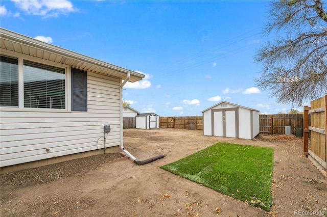 view of yard with a shed