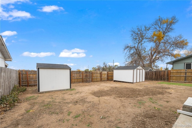 view of yard with a storage unit