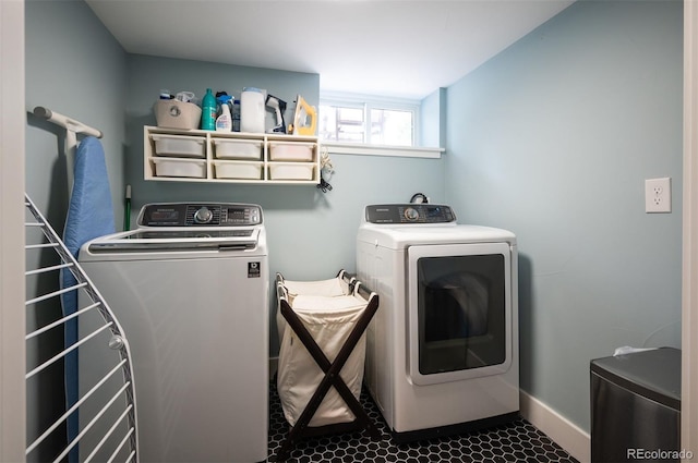 laundry room featuring washer and clothes dryer and baseboards
