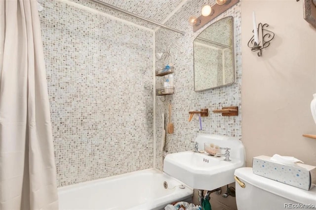 full bathroom with tasteful backsplash, toilet, shower / bathtub combination with curtain, and sink