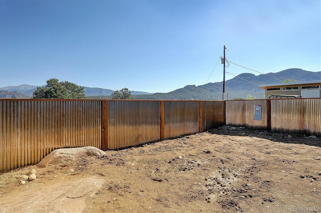 view of yard featuring a mountain view