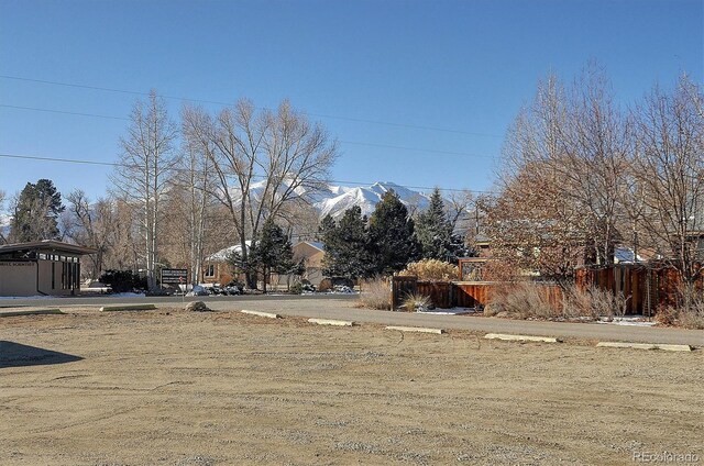 view of yard with a mountain view